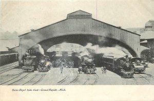 Postcard Michigan Grand Rapids Union Depot railroad Train Jordan 23-5127