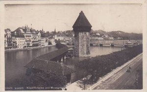 Schweiz Luzern Kapellbruecke und Wasserturm