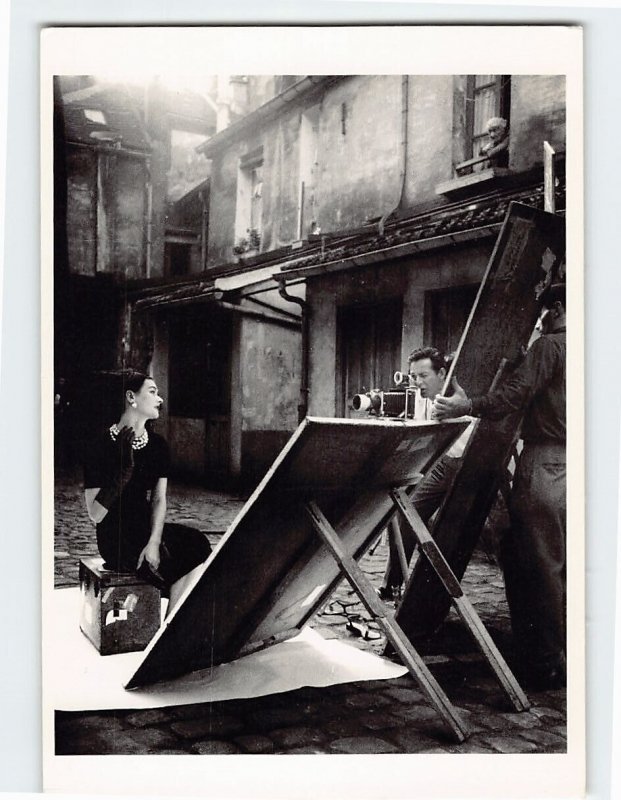 Postcard Richard Dormer pour Harper's Bazaar, dans la cour de Picto, France