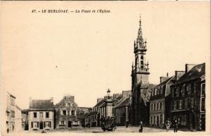 CPA Le HUELGOAT - La Place et l'Église (252860)