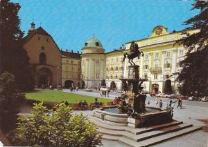 Austria Alpenstadt Innsbruck Leopoldsbrunnen mit Hofburg und Hofkirche