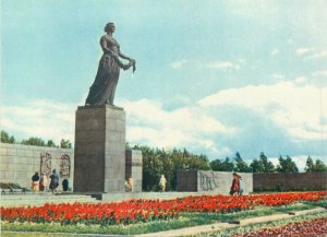 Postcard Russia Leningrad Piskaryevskoe Memorial Cemetery Museum