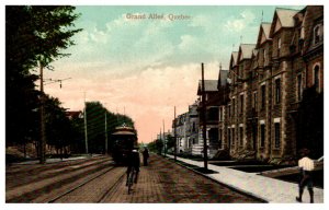 Quebec  Grand Allee , Train on tracks