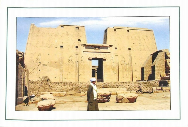 MIN0500 egypt asswan edfu temple main entrance arab folkloric costumes