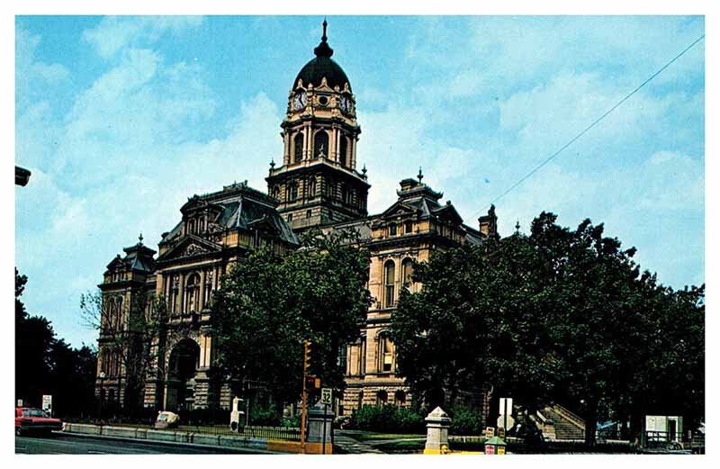Postcard COURT HOUSE SCENE Muncie Indiana IN AS2876