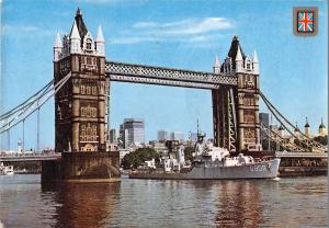 B97161 ship bateaux tower bridge    london  uk