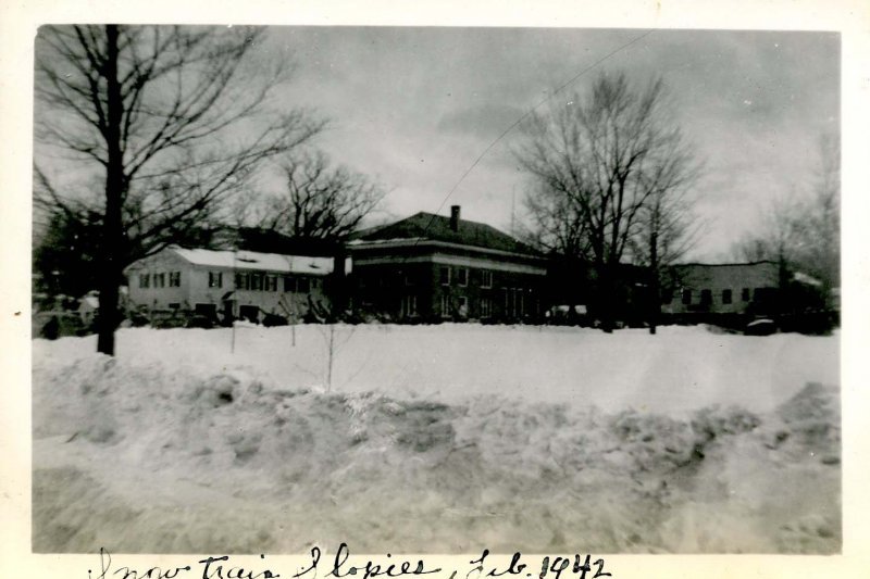 NH - North Conway, Feb 1942. Slopies from the Snow Train across the Common(...