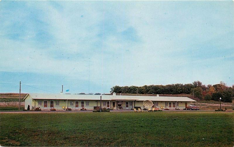 Colonial Motel Algona Iowa old cars Postcard