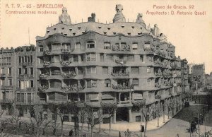 BARCELONA Paseo de Gracia Architect Antoni Gaudí Casa Milà Vintage Postcard