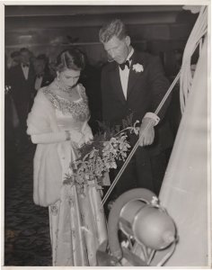 Queen Elizabeth II At The London Film Premiere Conquest Of Everest Press Photo