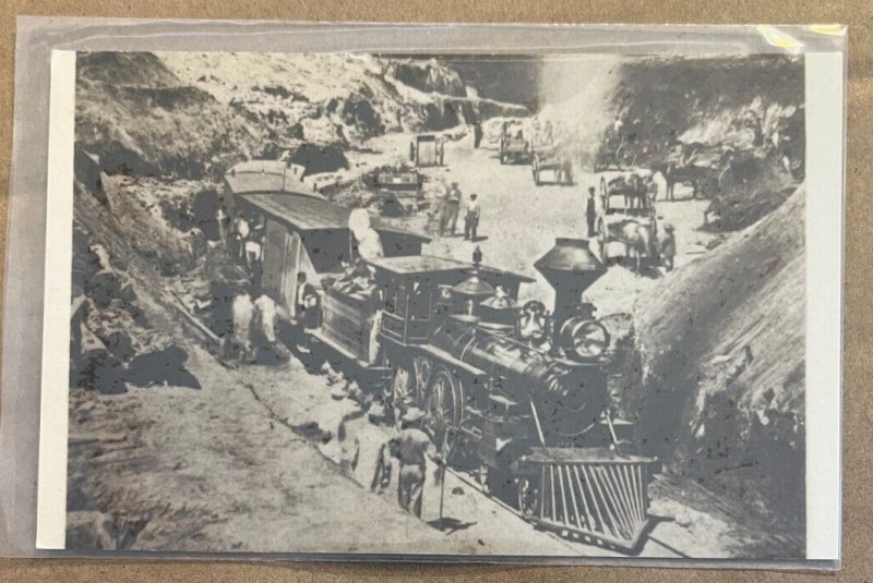 POSTCARD UNUSED - A TRAIN IN DIXIE CUT - WORKERS IN BACKGROUND