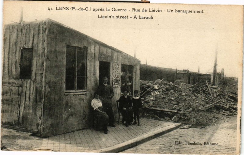 CPA MILITAIRE Lens aprés la Guerre, Rue de Liévin-Un baraquement (317142)