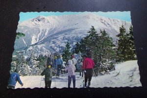 VINTAGE UNUSED  POSTCARD - SKIERS AT MOUNTAIN SUMMIT, MAINE