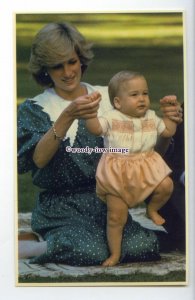 r2476 - Princess Diana helping Baby William to stand, Australia c1983 - postcard