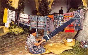 Guatemala Native Indian Woman Weaving Clothes Ethnic vintage postcard B911