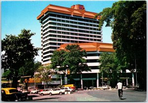 VINTAGE CONTINENTAL SIZE POSTCARD 1960s STREET SCENE MING COURT HOTEL SINGAPORE