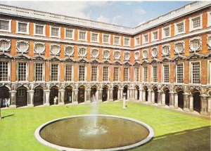 Middlesex Postcard - Hampton Court Palace - Fountain Court - [1689-c.1700] SM228