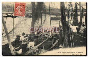 Old Postcard Fishing Boat Pending & # 39heure the tide