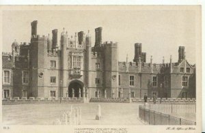 Middlesex Postcard - Hampton Court Palace - Gateway to Base Court - TZ11376