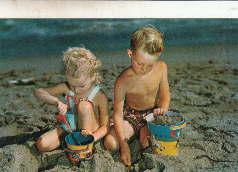 P1791 Scenic kids Beach Sand Diggers Postcard Vintage postcard