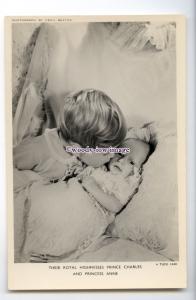 r2707 - Baby Princess Anne being kissed by Brother Charles - postcard - Tuck's