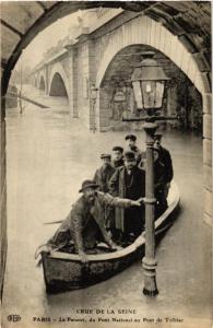 CPA PARIS Le Passeur du Pont National INONDATIONS 1910 (605240)