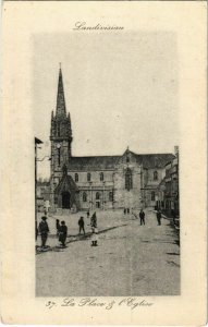 CPA Landivisiau - La Place et l'Eglise (1033252)