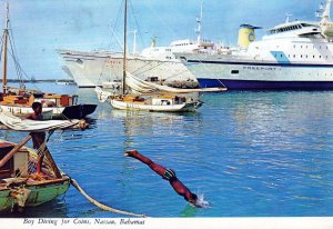 VINTAGE POSTCARD CONTINENTAL SIZE BOY DIVING FOR COINS AT NASSAU BAHAMAS