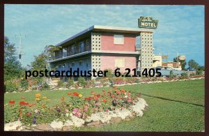 h2129 - DRYDEN Ontario Postcard 1965 Lenver Motel & Inn. ESSO Sign. Classic Car