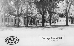 Cottage Inn Motel roadside De Smet South Dakota 1940s Postcard 20-6771