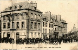 CPA Landerneau- La Mairie sur le quai St Houardon FRANCE (1026717)