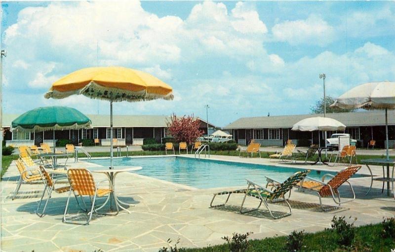 Manchester TNCumberland Motel Swimming PoolPatio Furniture1960s Postcard