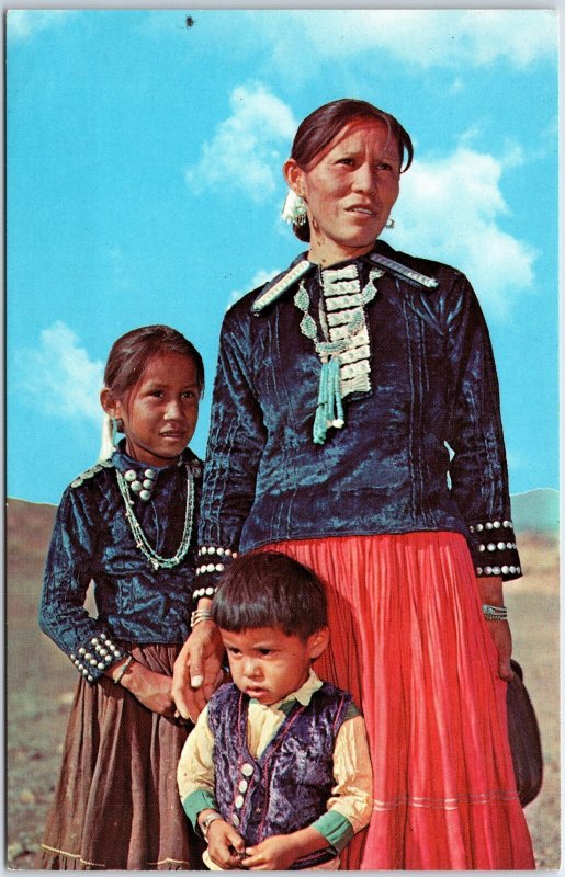 VINTAGE POSTCARD NATIVE AMERICAN INDIAN MOTHER AND HER CHILDREN c. 1960s