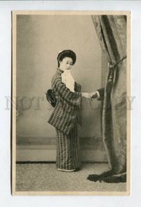 426397 JAPAN Tokyo Geisha girl in native dress greets mister Vintage postcard