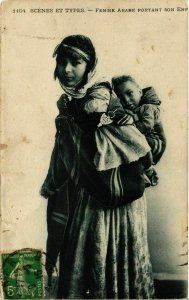 CPA AK Femme Arabe portant son enfant ALGERIE (831897)