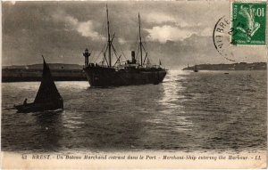 CPA Brest- Un Bateau Marchand entrant dans le Port FRANCE (1025634)