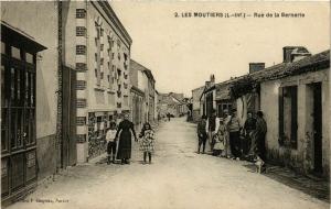 CPA LES MOUTIERS Rue de la Bernerie (860520)