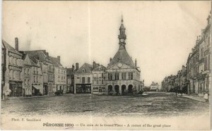 CPA PÉRONNE Un Coin de la Grand'Place (806486)