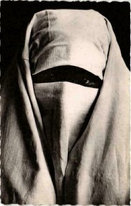 CPA AK Scenes et Types Femme arabe voilee MAROC (738411)