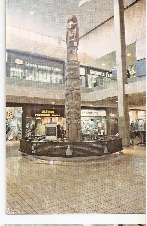 Postal 046465 : The totem Pole in Midtown Plaza Rochester N.Y.