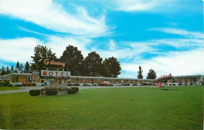 Newberry MichiganGateway MotelNear Tahquamenon Falls1960s Postcard