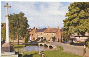 Gloucestershire Postcard - Bourton-on-The-Water - Showing Monument & Houses E341