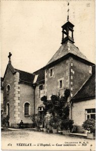 CPA VEZELAY - L'Hopital - Cour intérieure (658335)