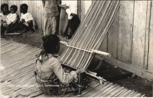 PC PHILIPPINES, ZAMBOANDA, MORO GIRL WEAVING,Vintage REAL PHOTO (b42925)