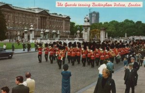 Military Postcard - The Guards Leaving Buckingham Palace, London RS21376