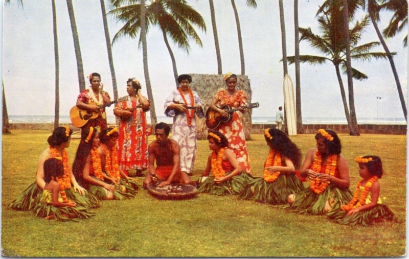 Postcard Hawaii - Entertainers at Waikiki - hula dancers and poi makers