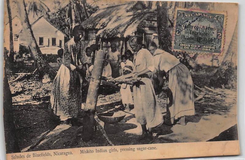 NICARAGUA : saludes de bluefields, miskito indian girls, pressing sugar-cane ...