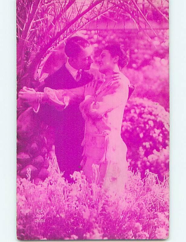 1935 foreign ROMANTIC FRENCH COUPLE ON PINK TINTED POSTCARD o7515