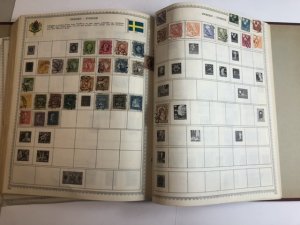 The New World Wide Postage Stamp Album Lots Of Old Stamps