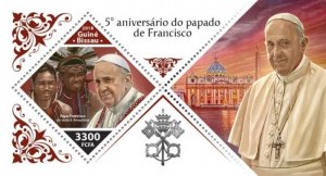 Guinea-Bissau - 2018 Pope Francis Souvenir Sheet  GB18704b